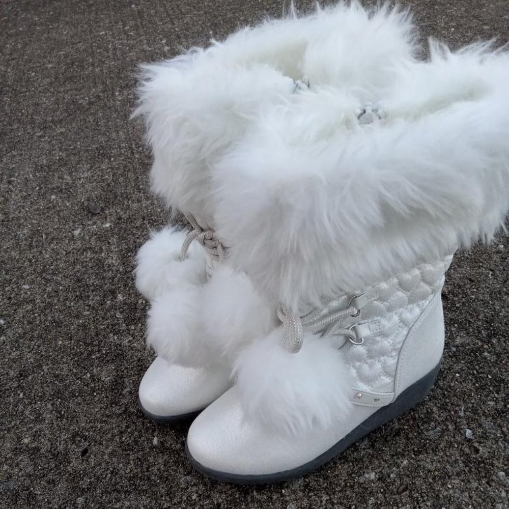 Roebuck & Co white fur boots toddler girl size 12M